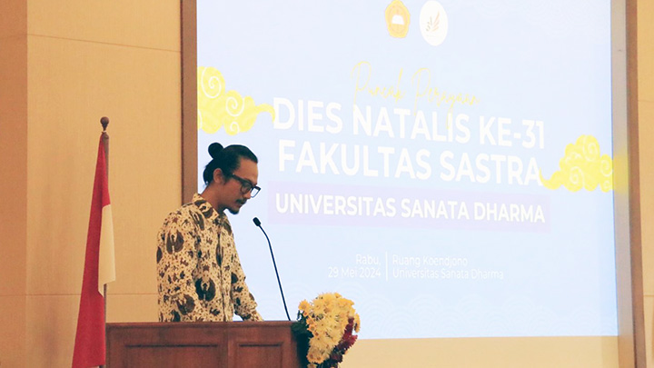 Pidato ilmiah Florentinus Galih Adi Utama, S.S., M.A.,dalam Dies Natalis ke-31 Fakultas Sastra USD, Rabu, 29 Mei 2024 (foto: dok. FS USD) Pidato ilmiah Florentinus Galih Adi Utama, S.S., M.A.,dalam Dies Natalis ke-31 Fakultas Sastra USD, Rabu, 29 Mei 2024 (foto: dok. FS USD)