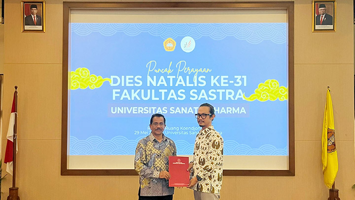 Dekan Fakultas Sastra, Dr. Yoseph Yaphi Taum, menyerahkan penghargaan kepada Florentinus Galih Adi Utama, S.S., M.A.,dalam Dies Natalis ke-31 Fakultas Sastra USD, Rabu, 29 Mei 2024 (foto: dok. FS USD) Dekan Fakultas Sastra, Dr. Yoseph Yaphi Taum, menyerahkan penghargaan kepada Florentinus Galih Adi Utama, S.S., M.A.,dalam Dies Natalis ke-31 Fakultas Sastra USD, Rabu, 29 Mei 2024 (foto: dok. FS USD)
