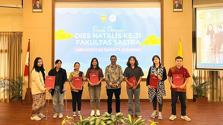Penghargaan kepada Mahasiswa Berprestasi dalam Dies Natalis ke-31 Fakultas Sastra USD, Rabu, 29 Mei 2024 (foto: dok. FS USD) Penghargaan kepada Mahasiswa Berprestasi dalam Dies Natalis ke-31 Fakultas Sastra USD, Rabu, 29 Mei 2024 (foto: dok. FS USD)