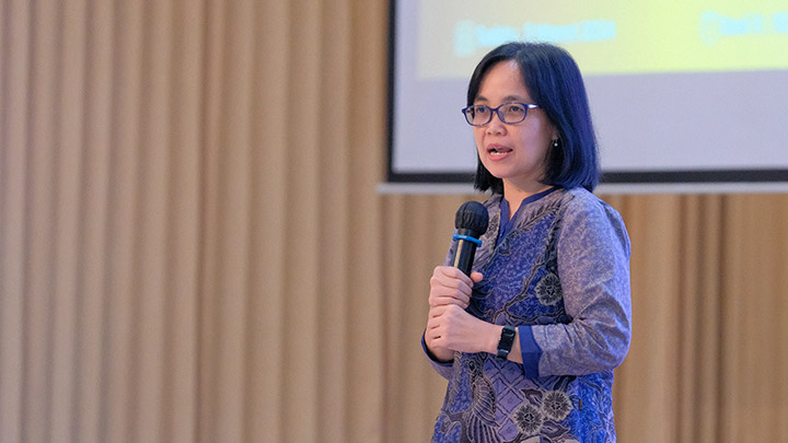 Wakil Rektor III, Dr. Titik Kristiyani, M.Psi memberi sambutan di FCH II di Paingan x