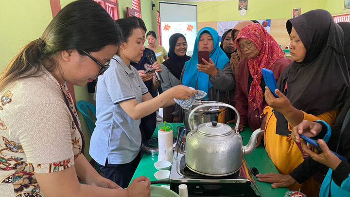 Dr. Yohanes Dwiatmaka, M.Si, Koordinator Pelatihan Pemanfaatan Cabe di desa Semawung, Purworejo, Jawa Tengah. Sabtu 11 Mei 2024. (Foto dok. Farmasi USD) Dr. Yohanes Dwiatmaka, M.Si, Koordinator Pelatihan Pemanfaatan Cabe di desa Semawung, Purworejo, Jawa Tengah. Sabtu 11 Mei 2024. (Foto dok. Farmasi USD)