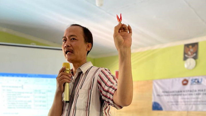Dr. Yohanes Dwiatmaka, M.Si, Koordinator Pelatihan Pemanfaatan Cabe di desa Semawung, Purworejo, Jawa Tengah. Sabtu 11 Mei 2024. (Foto dok. Farmasi USD) Dr. Yohanes Dwiatmaka, M.Si, Koordinator Pelatihan Pemanfaatan Cabe di desa Semawung, Purworejo, Jawa Tengah. Sabtu 11 Mei 2024. (Foto dok. Farmasi USD)