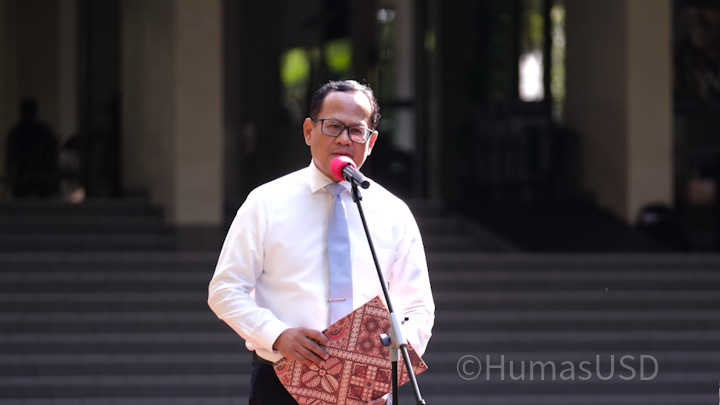 Rektor USD dalam Amanatnya pada Upacara Hari Pendididkan Nasional, 2 Mei 2024 di Kampus III USD, Paingan (dok. Humas). Rektor USD dalam Amanatnya pada Upacara Hari Pendididkan Nasional, 2 Mei 2024 di Kampus III USD, Paingan (dok. Humas).