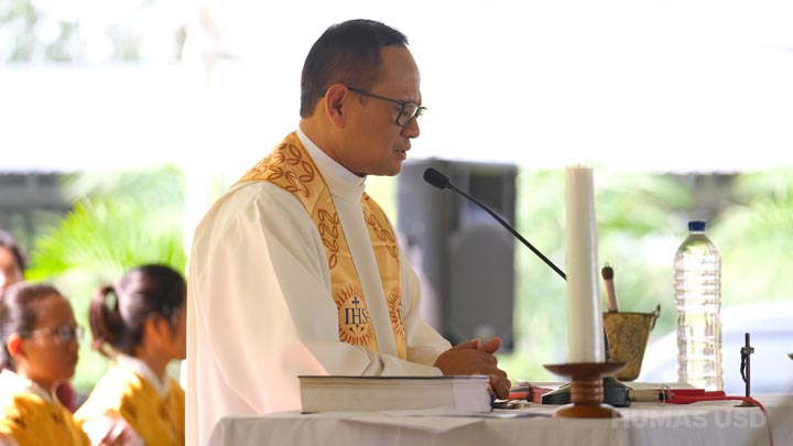 Romo Albertus Bagus Laksana, S.J., S.S., Ph.D., selaku Rektor USD dan pemimpin ibadat pemberkatan.
