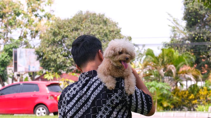 Peserta bersama hewan peliharaannya setelah pemberkatan