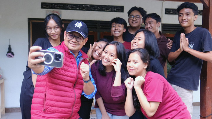 Rektor USD, Albertus Bagus Laksana SJ , berswafoto bersama para mahasiswa di lokasi KKN (dok. Humas USD) dok. Humas USD