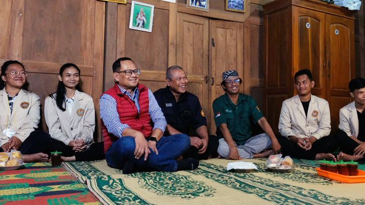 Rektor USD, Albertus Bagus Laksana SJ , pada kunjungan di lokasi KKN 67 (dok. Humas USD) dok. Humas USD