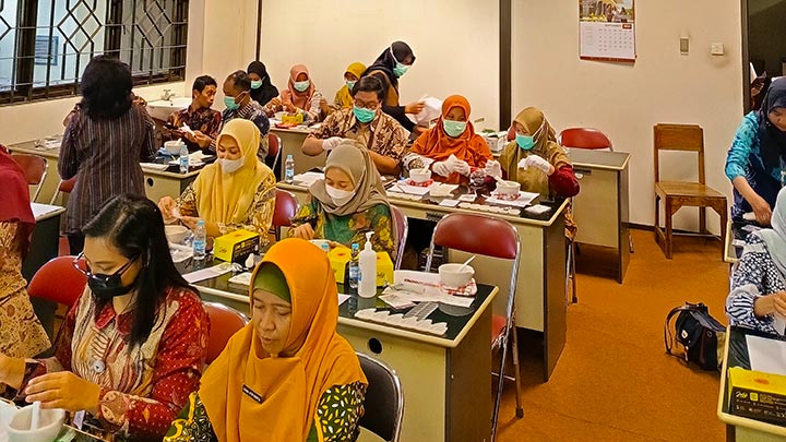 Pelatihan Peracikan Obat bagi Apoteker Puskesmas (dok. PIPO) Pelatihan Peracikan Obat bagi Apoteker Puskesmas (dok. PIPO)