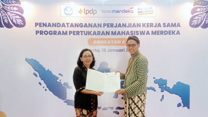 Wakil Rektor IV USD, Caecilia Tutyandari, Phd., menerima Surat Perjanjian Kerjasama Pelaksanaan Program Pertukaran Mahasiswa Merdeka (PMM) 4 di Jakarta (dok. ASN)