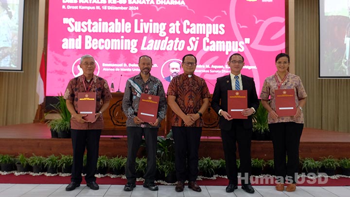 Rektor USD berfoto bersama para narasumber dan moderator Seminar Ilmiah Dosen 2024 (dok. Humas)