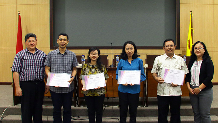 Para Narasumber Sesi Pedagogi Ignasian diapit Wakil Dekan I dan Wakil Dekan IIFKIP dalam Kegiatan Sharing Pembelajaran bagi Dosen FKIP, Kamis, 2 Mei 2024, R. Seminar Driyarkara (dok. Humas USD) Para Narasumber Sesi Pedagogi Ignasian diapit Wakil Dekan I dan Wakil Dekan IIFKIP dalam Kegiatan Sharing Pembelajaran bagi Dosen FKIP, Kamis, 2 Mei 2024, R. Seminar Driyarkara (dok. Humas USD)