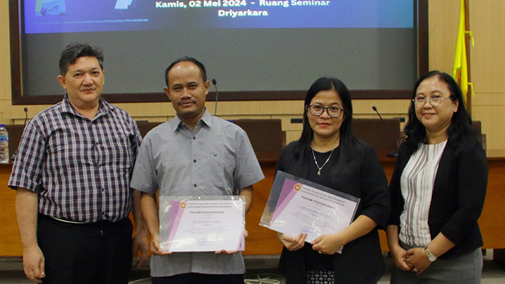 Para Narasumber Sesi Pembelajaran Bagi Mahasiswa Daerah 3T, diapit Wakil Dekan I dan Wakil Dekan IIFKIP dalam Kegiatan Sharing Pembelajaran bagi Dosen FKIP, Kamis, 2 Mei 2024, R. Seminar Driyarkara (dok. Humas USD) Para Narasumber Sesi Pembelajaran Bagi Mahasiswa Daerah 3T, diapit Wakil Dekan I dan Wakil Dekan IIFKIP dalam Kegiatan Sharing Pembelajaran bagi Dosen FKIP, Kamis, 2 Mei 2024, R. Seminar Driyarkara (dok. Humas USD)