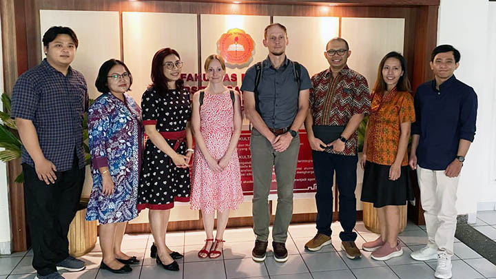 Assoc. Prof. Andrej Kováč, Ph.D. dan Ms. Petra Majerová, Ph.D. hadir di Sekretariat Fakultas Farmasi, Kampus 3 Universitas Sanata Dharma dan disambut hangat oleh jajaran struktural Fakultas, yang dipimpin oleh Dr. apt. Dewi Setyaningsih (dok. Farmasi USD) Assoc. Prof. Andrej Kováč, Ph.D. dan Ms. Petra Majerová, Ph.D. hadir di Sekretariat Fakultas Farmasi, Kampus 3 Universitas Sanata Dharma dan disambut hangat oleh jajaran struktural Fakultas, yang dipimpin oleh Dr. apt. Dewi Setyaningsih (dok. Farmasi USD)