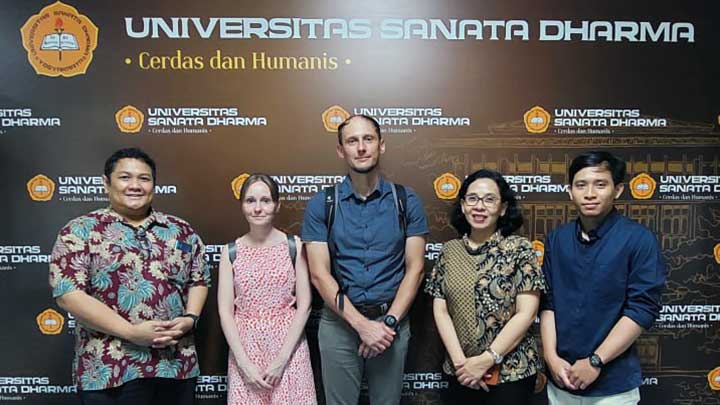 Assoc. Prof. Andrej Kováč, Ph.D. dan Ms. Petra Majerová, Ph.D. bertemu dengan pimpinan USD yang diwakili Caecilia Tutyandari, Ph.D (do. Humas USD) Assoc. Prof. Andrej Kováč, Ph.D. dan Ms. Petra Majerová, Ph.D. bertemu dengan pimpinan USD yang diwakili Caecilia Tutyandari, Ph.D (do. Humas USD)