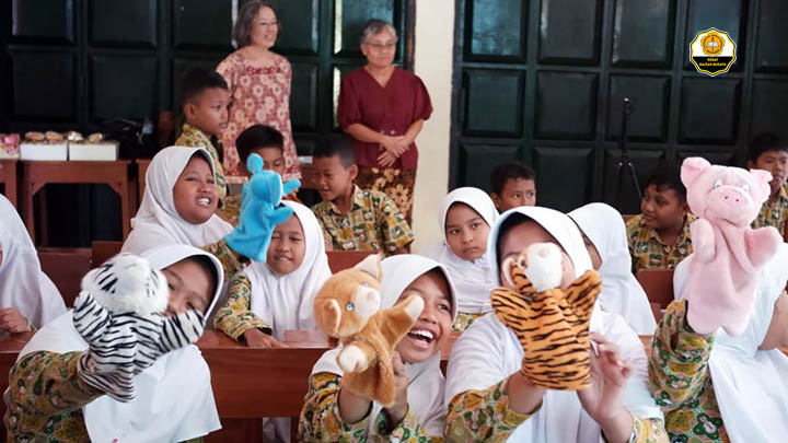 Pelatihan Mendongeng Bahasa Inggris dan Jawa SDN 3 Wirun, Mojolaban, Sukoharjo. Sabtu 27 Juli 2024 (dok. PKN) Pelatihan Mendongeng Bahasa Inggris dan Jawa SDN 3 Wirun, Mojolaban, Sukoharjo. Sabtu 27 Juli 2024 (dok. PKN)