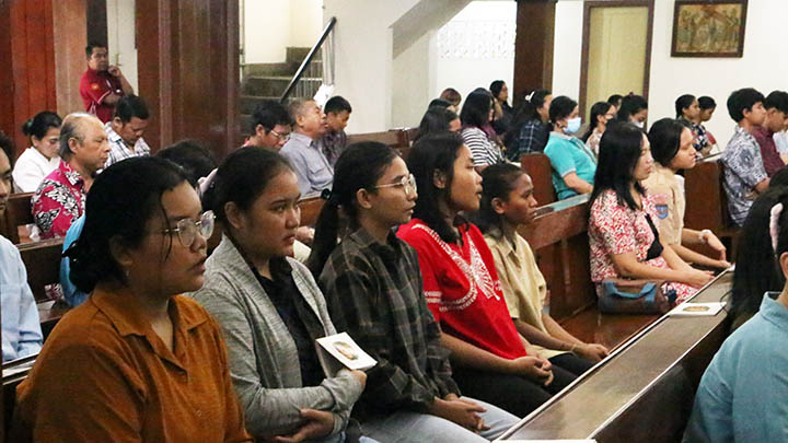 Ekaristi Akhir Semester Genap, Kapel Bellarminus, 7 Juni 2024 (foto: Humas) Ekaristi Akhir Semester Genap, Kapel Bellarminus, 7 Juni 2024 (foto: Humas)