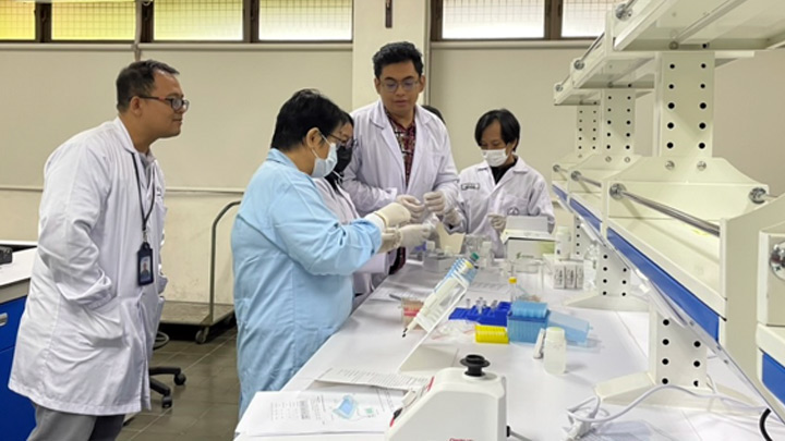 Pelatihan Isolasi DNA dan Aplikasinya dalam Penelitian Biomedis (foto: Farmasi) Pelatihan Isolasi DNA dan Aplikasinya dalam Penelitian Biomedis (foto: Farmasi)