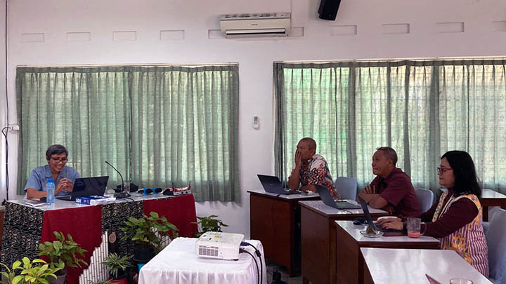 Lokakarya Revitalisasi KKN (foto: dok LPPM) Lokakarya Revitalisasi KKN (foto: dok LPPM)