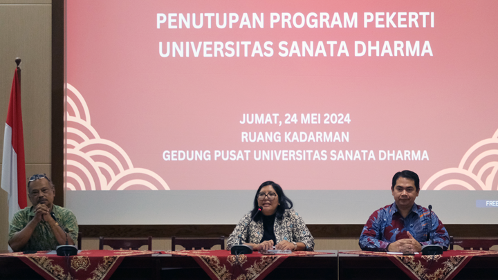 Koordinator PEKERTI, Pius Nurwiyasa Prihatin, Ed.D., Ketua P4 USD, Eny Winarti, Ph.D., bersama Wakil Rektor I USD, Sudi Mungkasi, Ph. D., dalam Penutupan Program PEKERTI, 24 Mei 2024 (dok. Humas) Koordinator PEKERTI, Pius Nurwiyasa Prihatin, Ed.D., Ketua P4 USD, Eny Winarti, Ph.D., bersama Wakil Rektor I USD, Sudi Mungkasi, Ph. D., dalam Penutupan Program PEKERTI, 24 Mei 2024 (dok. Humas)