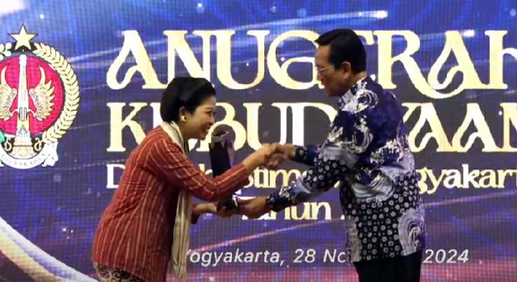 Kepala Perpustakaan USD, Rahayuningsih menerima penghargaan dari Gubernur DIY, Sri Sultan Hamengku Buwono X menyerahkan (dok. YouTube DInas Kebudayaan DIY) Kepala Perpustakaan USD, Rahayuningsih menerima penghargaan dari Gubernur DIY, Sri Sultan Hamengku Buwono X menyerahkan (dok. YouTube DInas Kebudayaan DIY)