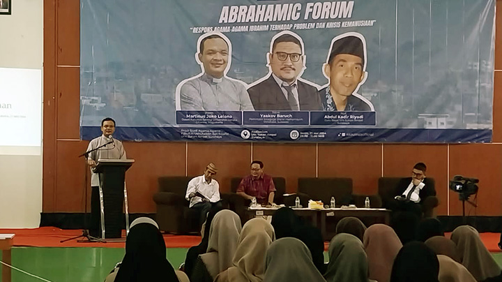 Dr. Martinus Joko Lelono, Pr., M.Hum., dalam Kuliah Umum Abrahamic Forum, UIN Sunan Ampel Surabaya (27/5). foto: hariandisway.id Dr. Martinus Joko Lelono, Pr., M.Hum., dalam Kuliah Umum Abrahamic Forum, UIN Sunan Ampel Surabaya (27/5). foto: hariandisway.id