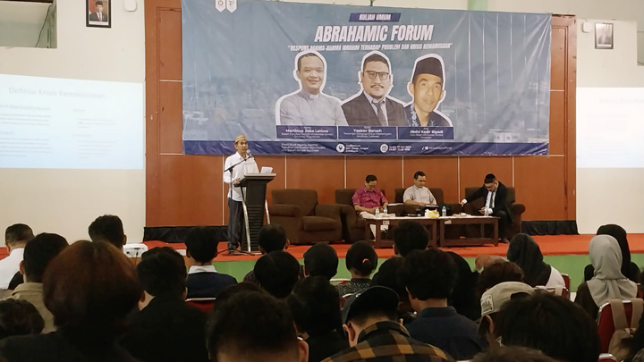 Dr. Martinus Joko Lelono, Pr., M.Hum., dalam Kuliah Umum Abrahamic Forum, UIN Sunan Ampel Surabaya (27/5). foto: hariandisway.id Dr. Martinus Joko Lelono, Pr., M.Hum., dalam Kuliah Umum Abrahamic Forum, UIN Sunan Ampel Surabaya (27/5). foto: hariandisway.id