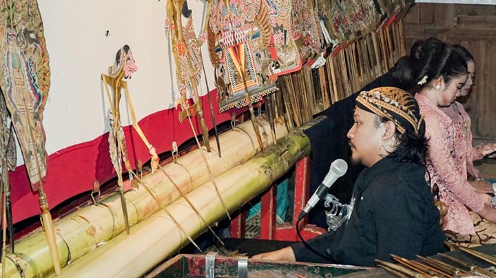 Ki Wahyu Prasetya Aji, mementaskan 'Dewa Ruci' di Desa Ngrakung, Kecamatan Giriwoyo, Kabupaten Wonogiri pada Sabtu (23/8). foto: Solo Societeit Ki Wahyu Prasetya Aji, mementaskan 'Dewa Ruci' di Desa Ngrakung, Kecamatan Giriwoyo, Kabupaten Wonogiri pada Sabtu (23/8). foto: Solo Societeit