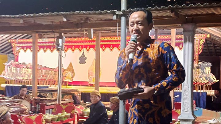 Romo Heri Setyawan SJ, dalam Pentas Wayang 'Dewa Ruci' di Desa Ngrakung, Kecamatan Giriwoyo, Kabupaten Wonogiri pada Sabtu (23/8). foto: Solo Societeit Romo Heri Setyawan SJ, dalam Pentas Wayang 'Dewa Ruci' di Desa Ngrakung, Kecamatan Giriwoyo, Kabupaten Wonogiri pada Sabtu (23/8). foto: Solo Societeit