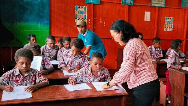 Aktivitas Tim Asesmen FKIP USD di Kabupaten Asmat (dok. P4) Aktivitas Tim Asesmen FKIP USD di Kabupaten Asmat (dok. P4)