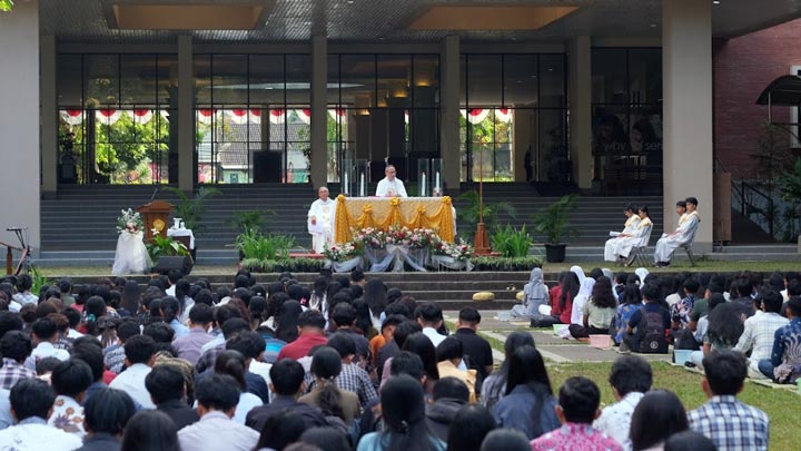 Suasana Perayaan Ekaristi Awal Semester Genap 2025/2026 di Taman Hall Selatan Kampus III Paingan, Senin (25/8) Suasana Perayaan Ekaristi Awal Semester Genap 2025/2026 di Taman Hall Selatan Kampus III Paingan, Senin (25/8)