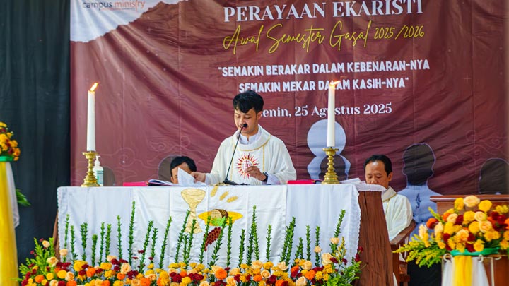 Suasana Perayaan Ekaristi Awal Semester Genap 2025/2026 di Student Hall Kampus I Mrican, Senin (25/8) Suasana Perayaan Ekaristi Awal Semester Genap 2025/2026 di Student Hall Kampus I Mrican, Senin (25/8)