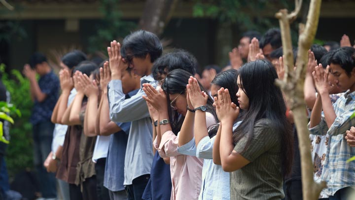 Suasana Perayaan Ekaristi Awal Semester Genap 2025/2026 di Taman Hall Selatan Kampus III Paingan, Senin (25/8)