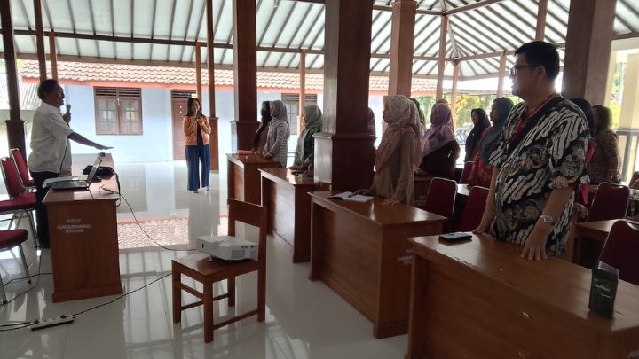 Pendampingan Industri Daun Kelor oleh Tim PkM USD di Desa Kelor Pendampingan Industri Daun Kelor oleh Tim PkM USD di Desa Kelor
