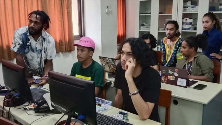 Pelatihan Arduino bagi Komunitas Seni Indonesia Timur (foto: Fakultas Vokasi USD) Pelatihan Arduino bagi Komunitas Seni Indonesia Timur (foto: Fakultas Vokasi USD)