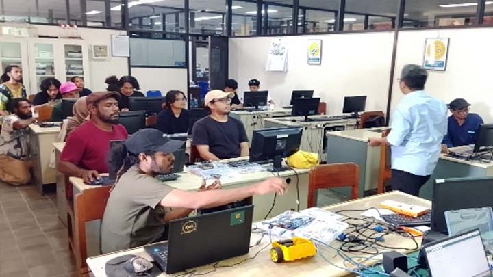 Pelatihan Arduino bagi Komunitas Seni Indonesia Timur (foto: Fakultas Vokasi USD) Pelatihan Arduino bagi Komunitas Seni Indonesia Timur (foto: Fakultas Vokasi USD)