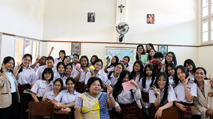 Foto Bersama Dosen Pendidikan Matematika di Kelas 2
