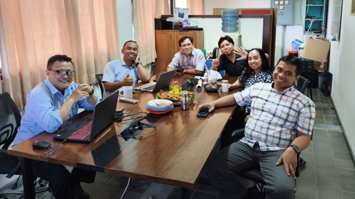 Dosen Program Studi Teknologi Elektromedis Universitas Sanata Dharma bersama dalam peringatan hari jadi ke-15 di Ruang Rapat Teknologi Elektromedis, Selasa (11/8/2026). 1