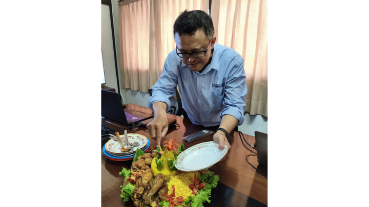 Ketua Program Studi Teknologi Elektromedis Universitas Sanata Dharma, Dr.Eng. Elang Parikesit, memotong tumpeng dalam peringatan hari jadi ke-15 Program Studi Teknologi Elektromedis. 2