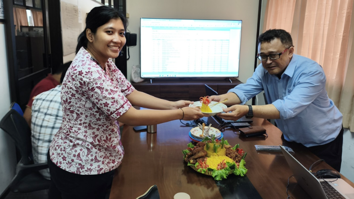 Ketua Program Studi Teknologi Elektromedis Dr.Eng. Elang Parikesit menyerahkan potongan tumpeng kepada Elisabeth Diesti Prasetyaningtyas sebagai simbol regenerasi dan keberlanjutan perjalanan Program Studi Teknologi Elektromedis. 3