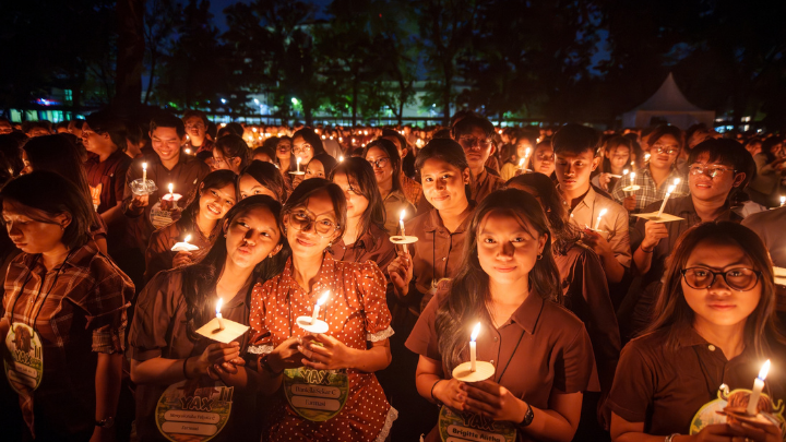 Suasana Mahasiswa Baru dalam Formasi Lilin 3