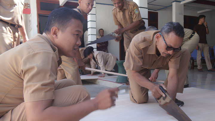 Peserta didampingi dosen dan mahasiswa KKN Universitas Sanata Dharma saat merakit kabinet mesin tetas serta memasang komponen elektronik pengendali suhu, kelembaban, dan sistem pembalik telur. 2
