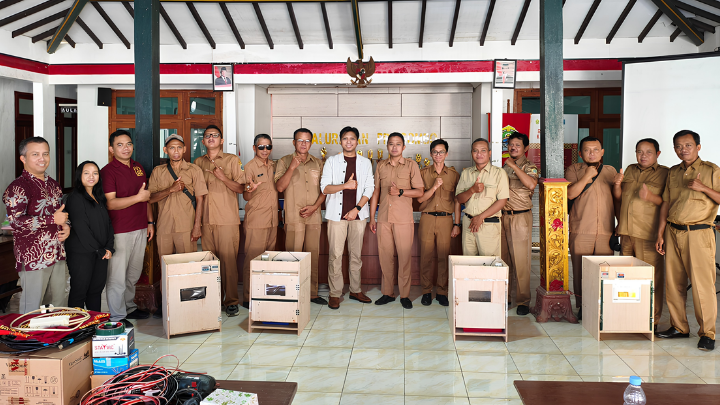 Dosen, mahasiswa KKN, dan peserta pelatihan menunjukkan mesin tetas ayam otomatis hasil perakitan bersama pada penutupan kegiatan Pengabdian kepada Masyarakat di Kalurahan Pringombo. 3