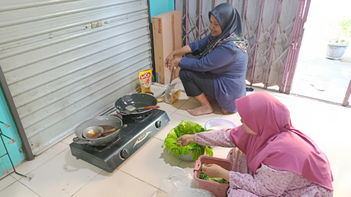 Tim dosen USD berdiskusi bersama ibu-ibu Kelompok Desa Preneur Mulyodadi di sela kegiatan pendampingan. 1