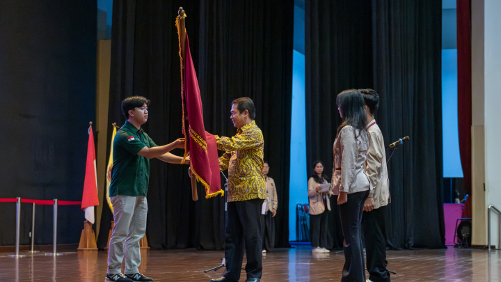 Penyerahan simbolisasi KKN ke pihak Kampus 3