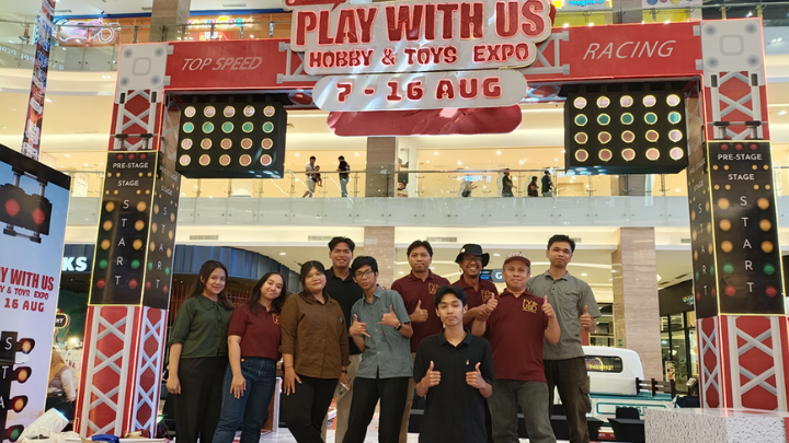 Tim Fakultas Vokasi Universitas Sanata Dharma berfoto bersama di area Play With Us – Hobby & Toys Expo di Pakuwon Mall Yogyakarta. Kegiatan ini menjadi ruang bagi Fakultas Vokasi untuk memperkenalkan robotika melalui permainan kepada pengunjung mall. 1