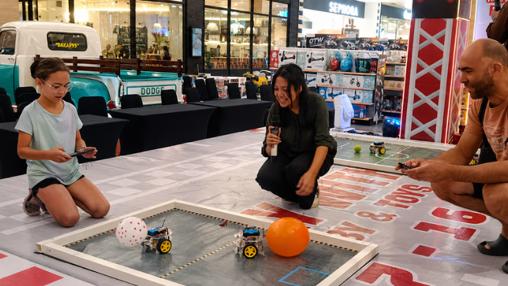 Permainan pertempuran robot balon menjadi salah satu aktivitas yang menarik perhatian pengunjung. Peserta harus mengendalikan robot untuk memecahkan balon yang dibawa robot lawan. 2