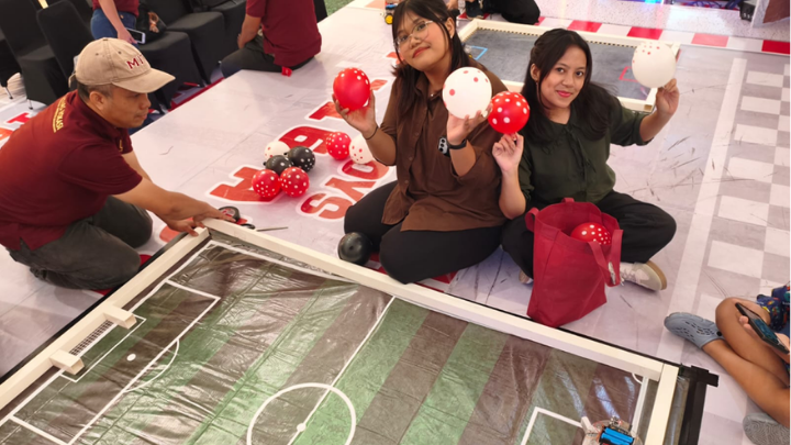 Pengunjung turut mencoba permainan robot soccer yang disediakan Fakultas Vokasi USD dalam acara Play With Us di Pakuwon Mall Yogyakarta. Permainan ini mengajak peserta mengendalikan robot untuk mengarahkan bola menuju gawang lawan. 3