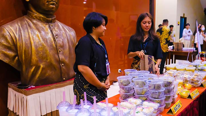 Rektor USD, Albertus Bagus Laksana SJ, memberi sambutan dalam Acara Gelar Budaya 2023 Humas USD