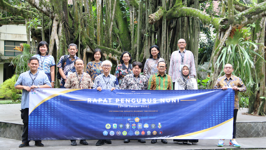 Pengurus NUNI berfoto bersama di depan Beringin Soekarno USD dok. Humas USD