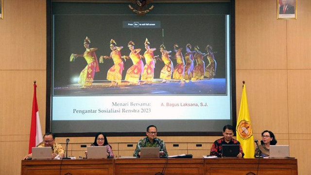 Rektor dan Wakil Rektor menyampaikan Sosilasisasi Renstra 2023-2027 dok. Humas USD